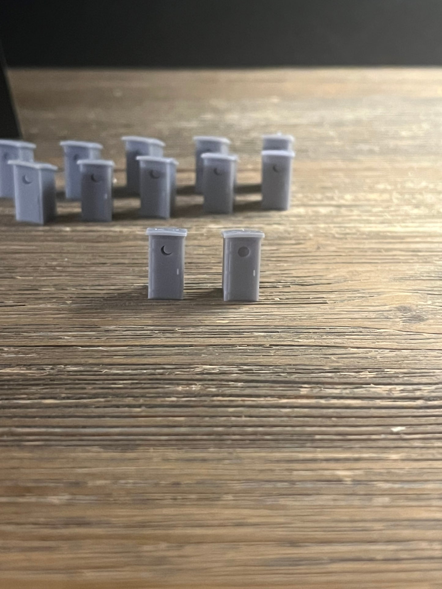 N SCALE 1:160 OUTHOUSE OCCUPIED / UNOCCUPIED (12pk)