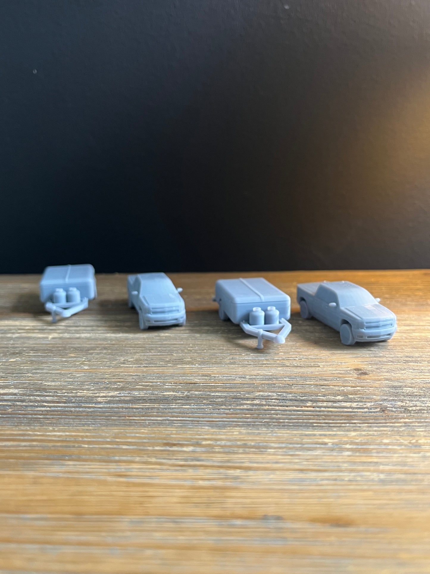 HO SCALE 1:87 PICKUP TRUCK WITH CAMPER (2pk)