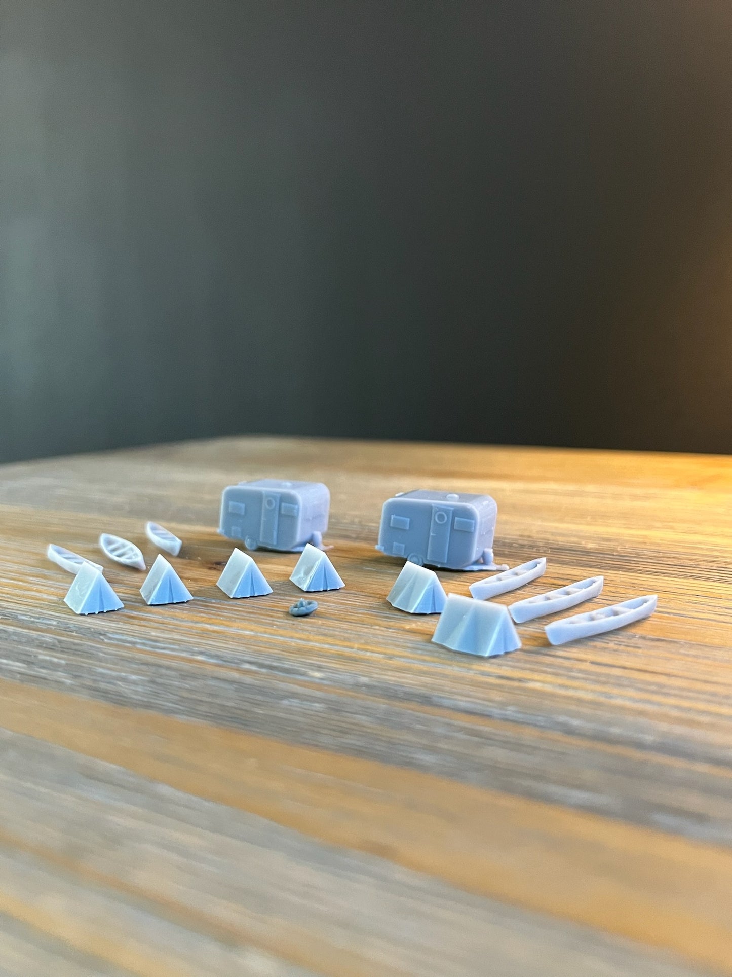 N SCALE 1:160 CAMPING SET CAMPERS(2), TENTS(6) CANOES(6) CAMPFIRE(1) 15 PC SET