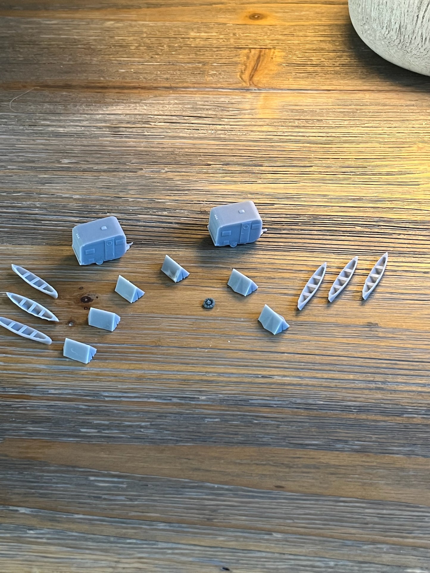 N SCALE 1:160 CAMPING SET CAMPERS(2), TENTS(6) CANOES(6) CAMPFIRE(1) 15 PC SET