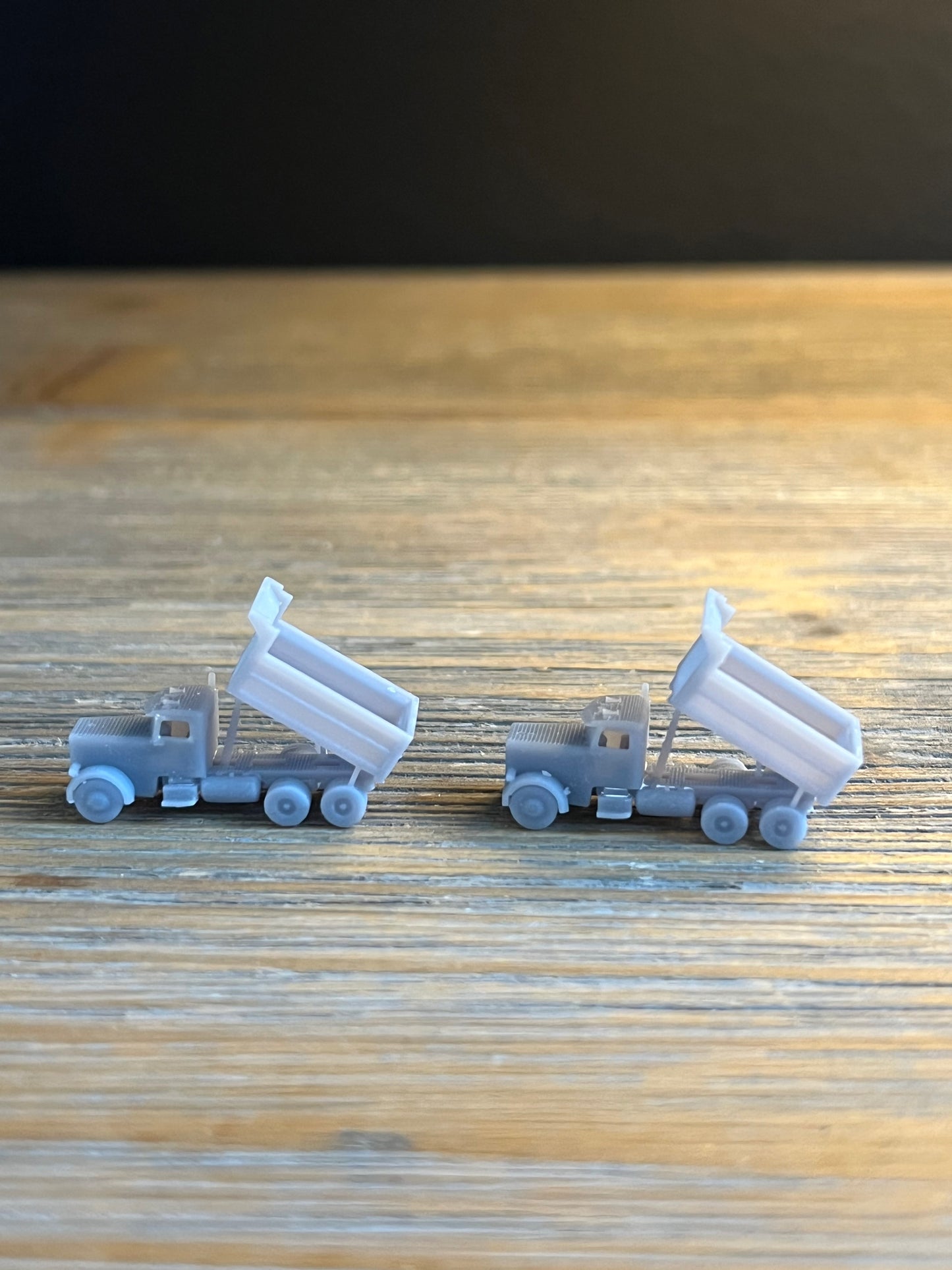 Z SCALE 1:220 CONSTRUCTION VEHICLES. DUMP TRUCKS. (4pk). LIFTED & UNLIFTED