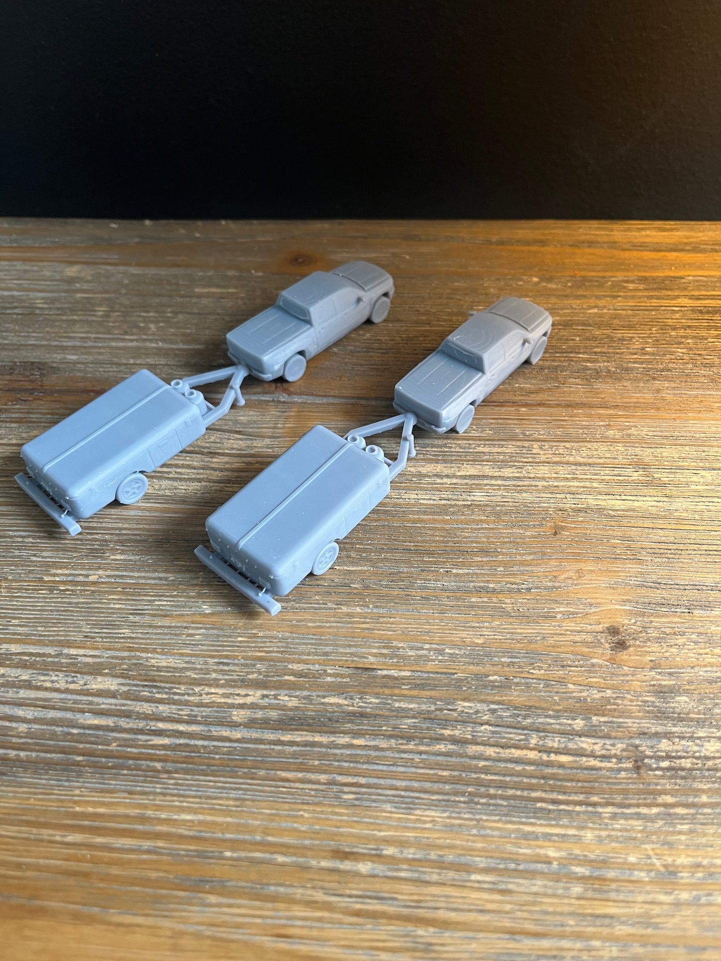 HO SCALE 1:87 PICKUP TRUCK WITH CAMPER (2pk)
