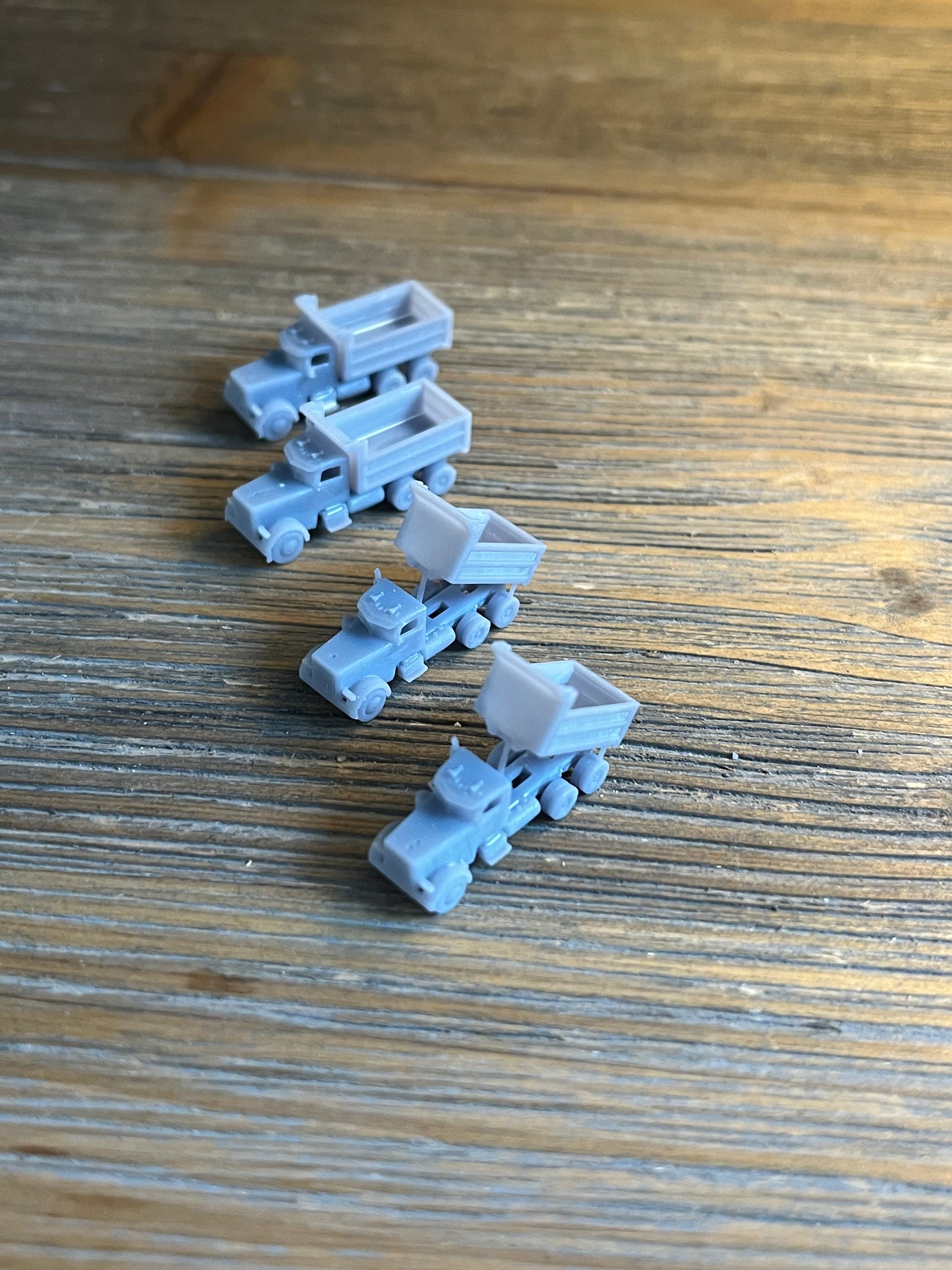 Z SCALE 1:220 CONSTRUCTION VEHICLES. DUMP TRUCKS. (4pk). LIFTED & UNLIFTED