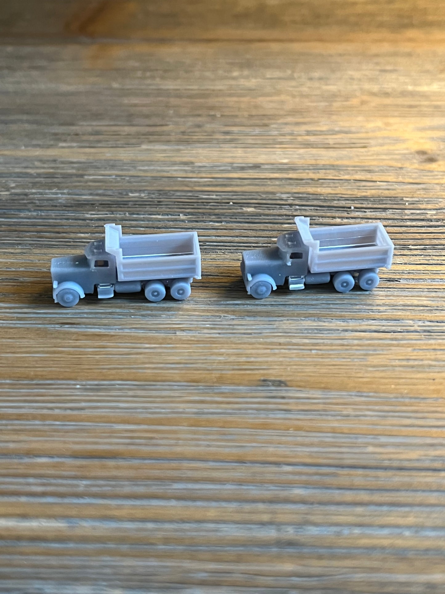 Z SCALE 1:220 CONSTRUCTION VEHICLES. DUMP TRUCKS. (4pk). LIFTED & UNLIFTED