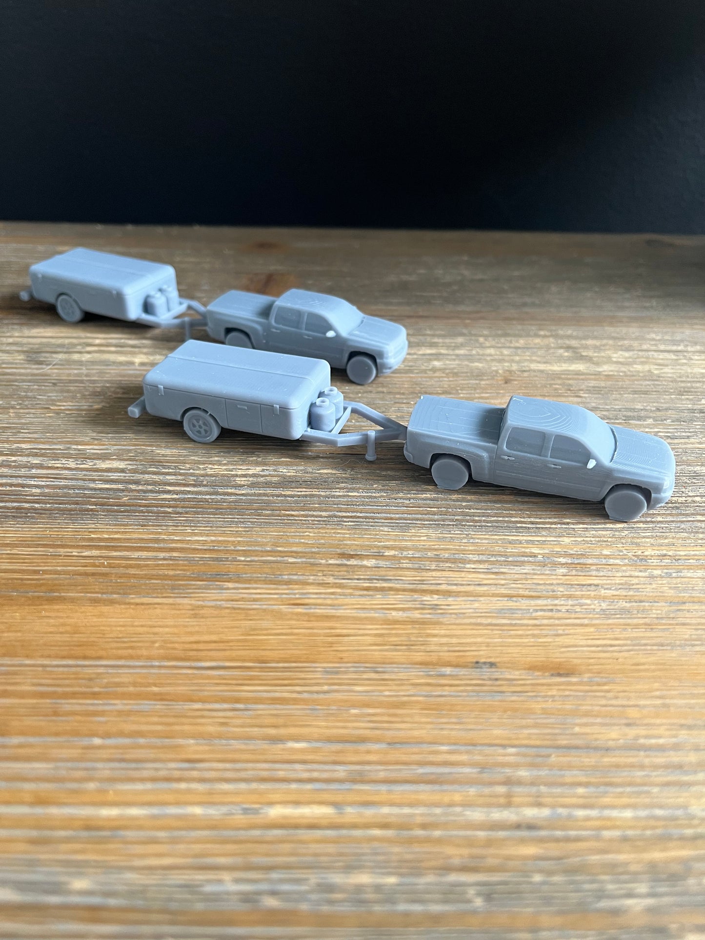 HO SCALE 1:87 PICKUP TRUCK WITH CAMPER (2pk)