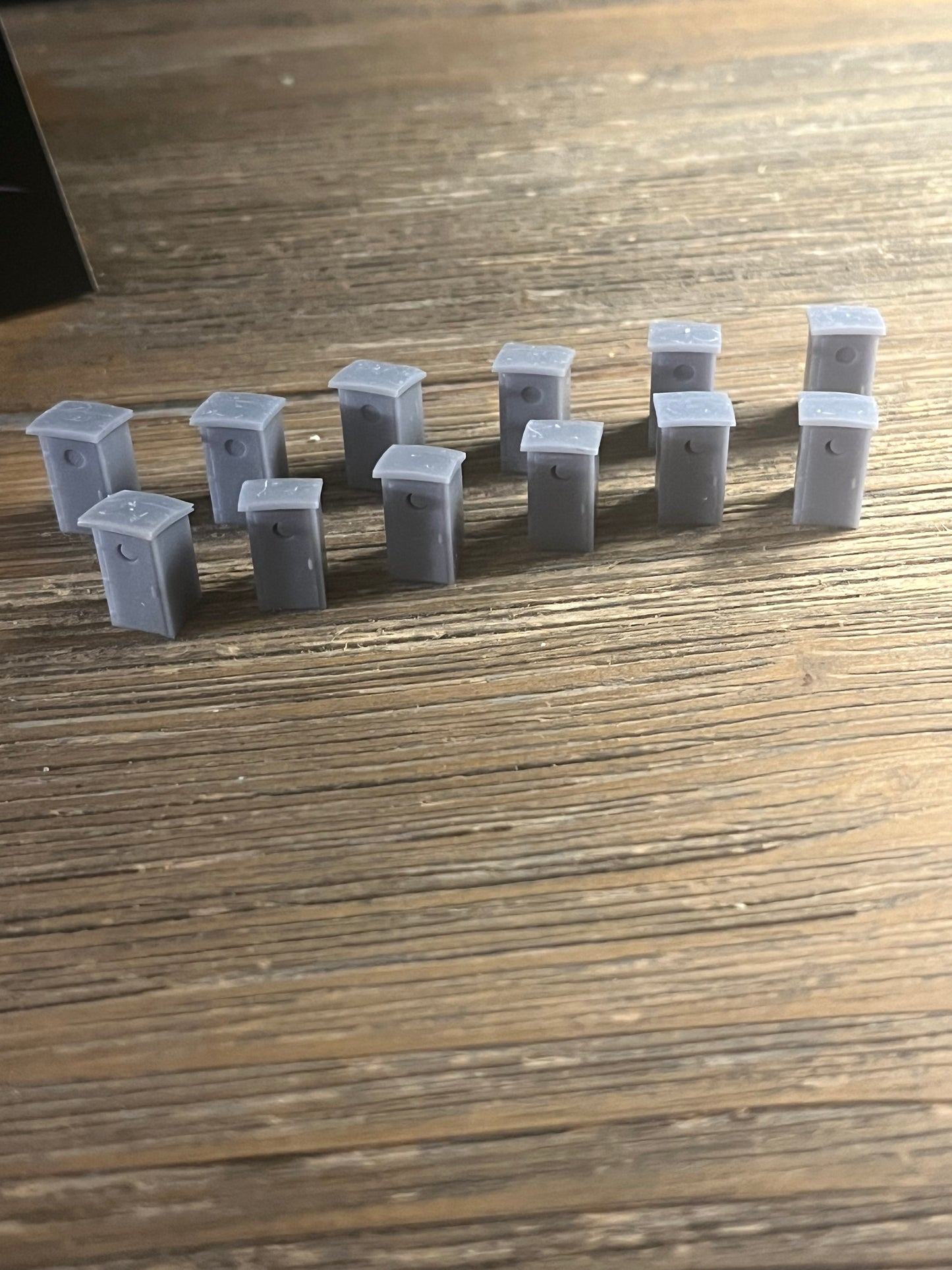 N SCALE 1:160 OUTHOUSE OCCUPIED / UNOCCUPIED (12pk)